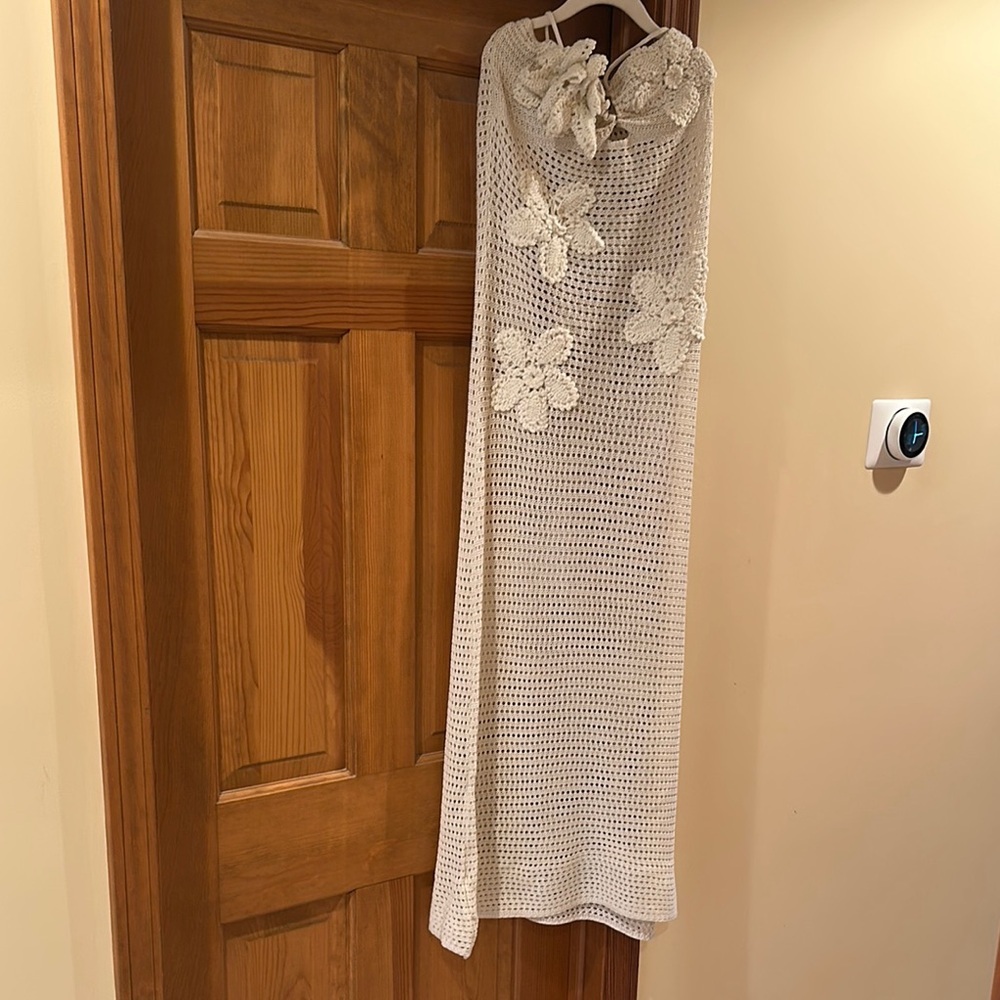 Elegant Cream Midi Dress - Picture 6 of 8